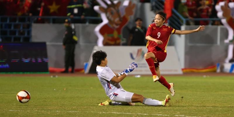Huỳnh Như đánh bại thủ môn Thái Lan để ghi bàn thắng mở màn 